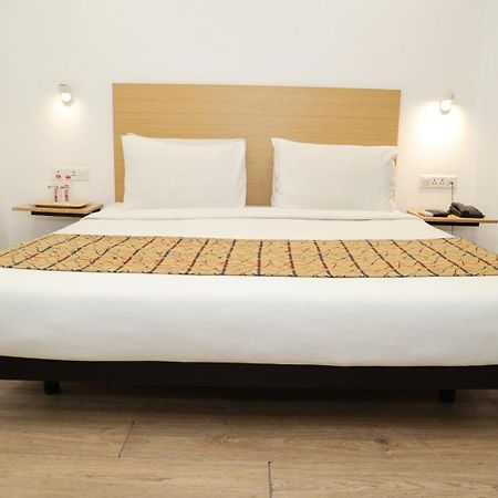 Crayon Hotels Gandhinagar Esterno foto