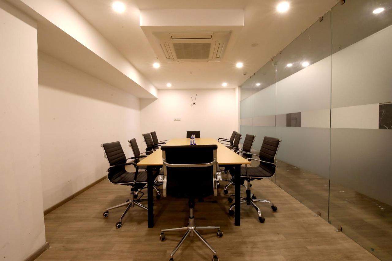 Crayon Hotels Gandhinagar Esterno foto