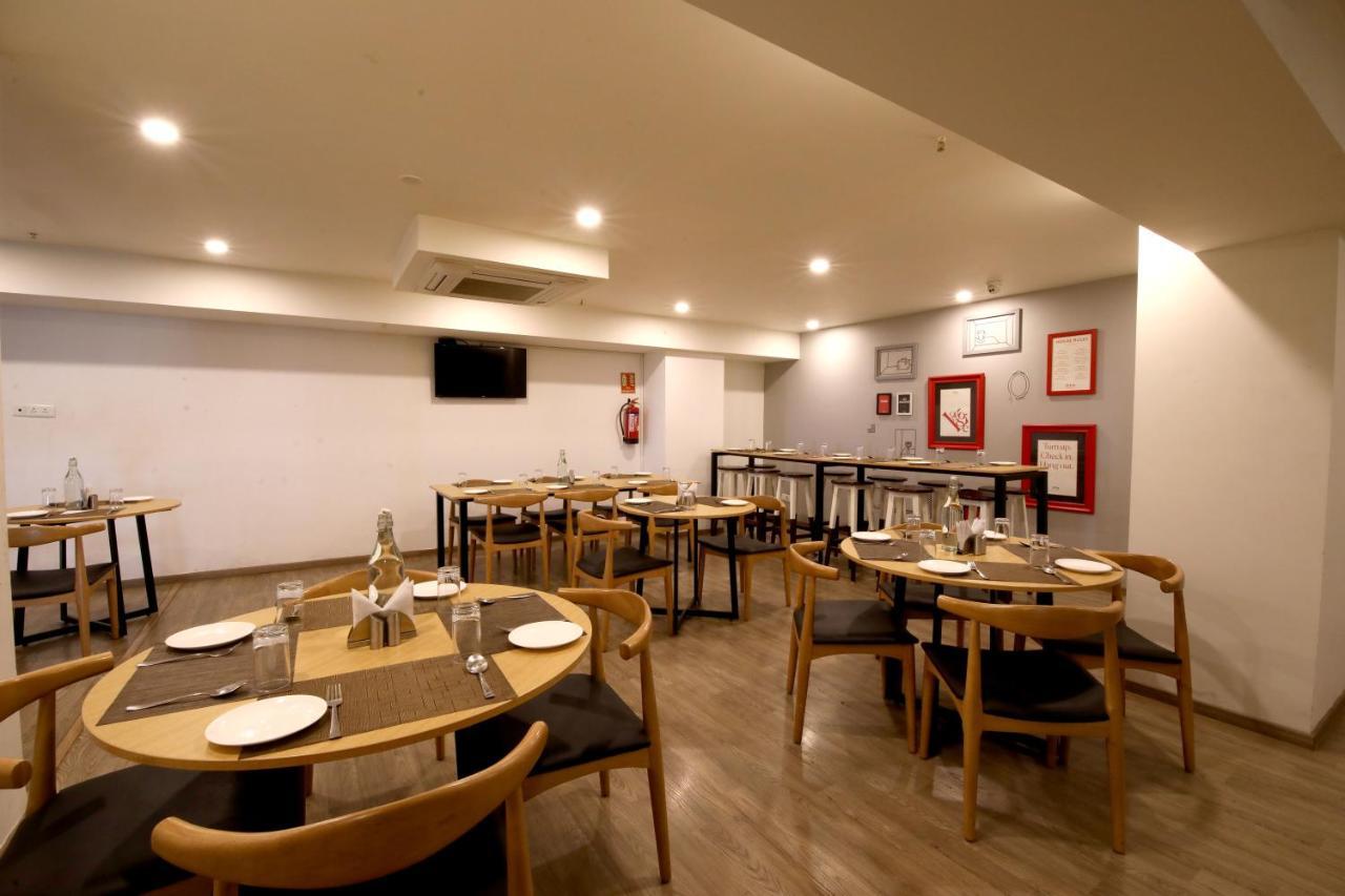 Crayon Hotels Gandhinagar Esterno foto