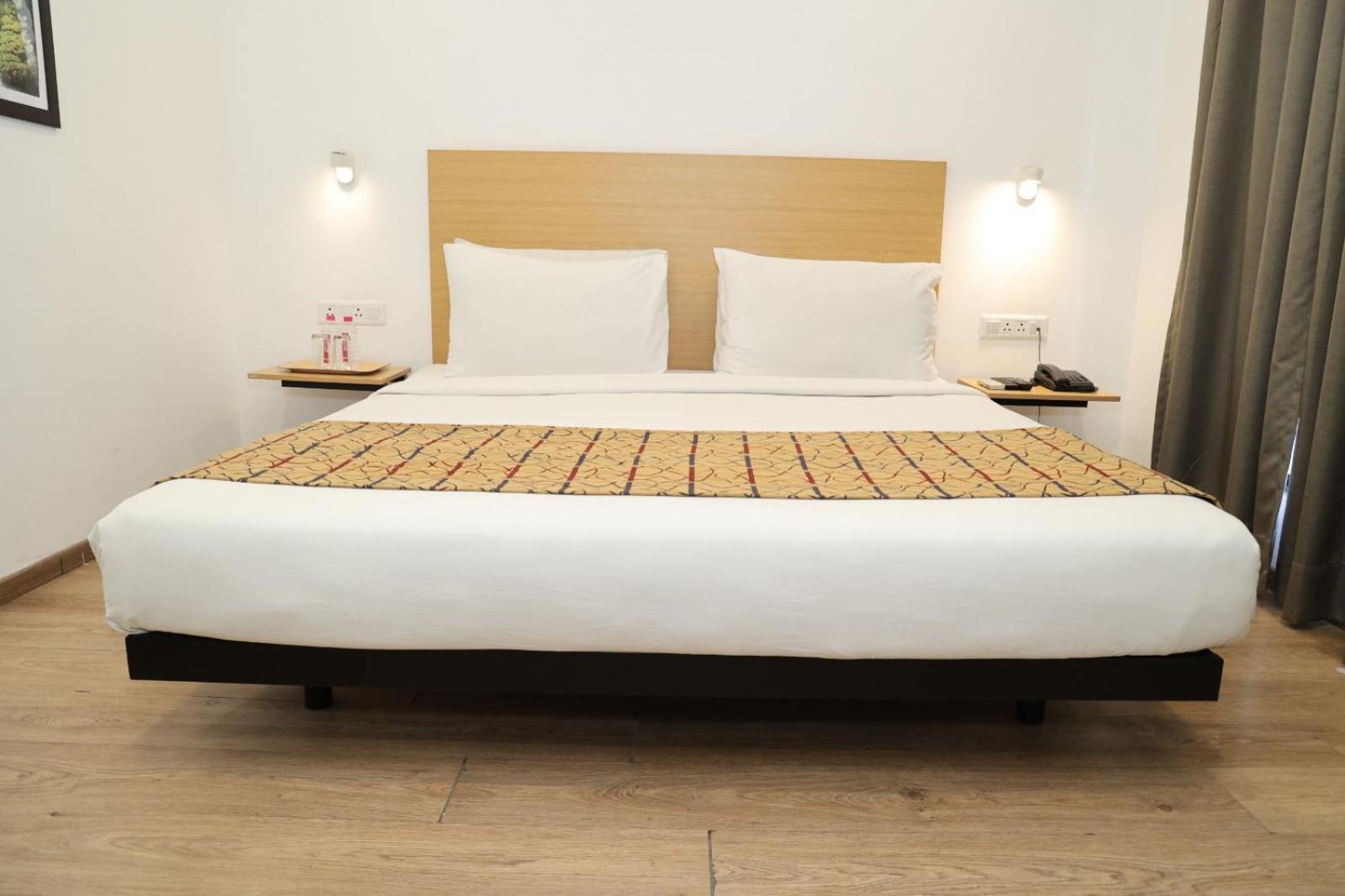 Crayon Hotels Gandhinagar Esterno foto