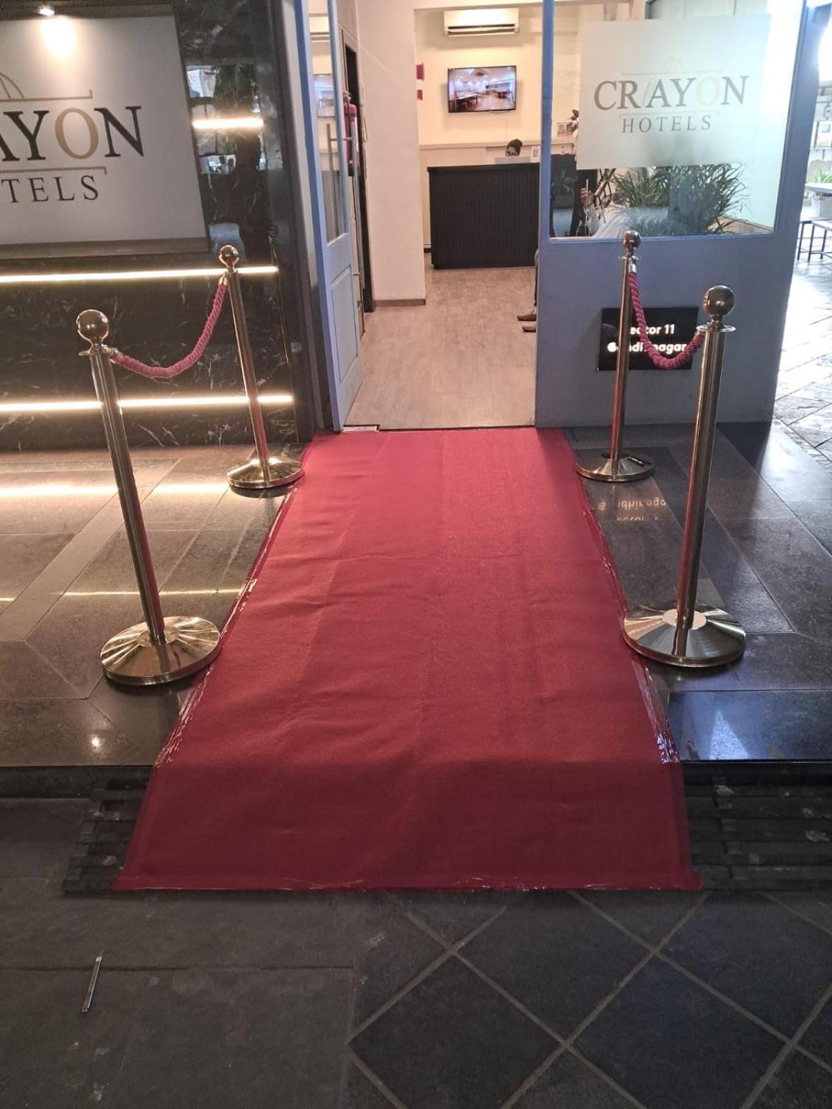Crayon Hotels Gandhinagar Esterno foto